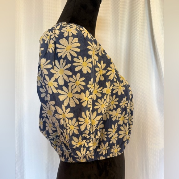 American Eagle blue daisy print crop top size medium - Picture 4 of 7